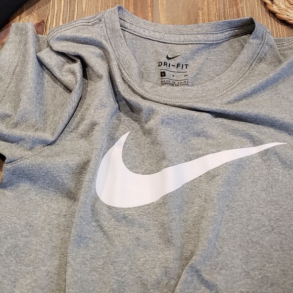 4 NIKE YOUTH/BOYS Small Shirts (Dry-Fit) - Picture 6 of 14